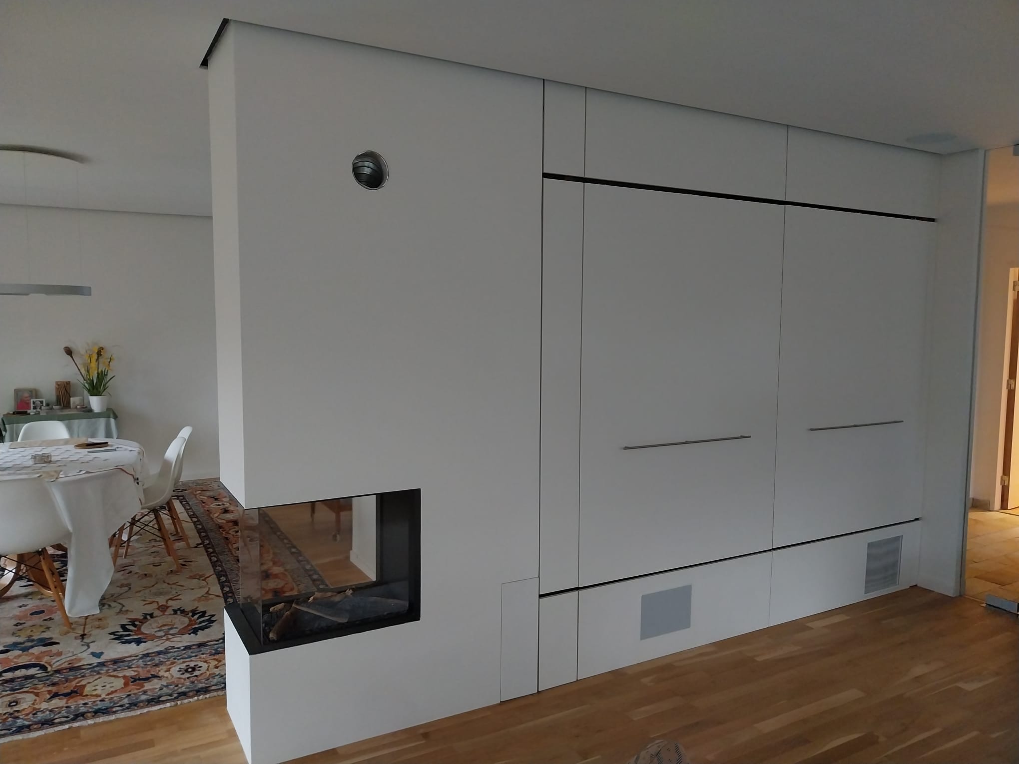 Wandkast met ingebouwde haard